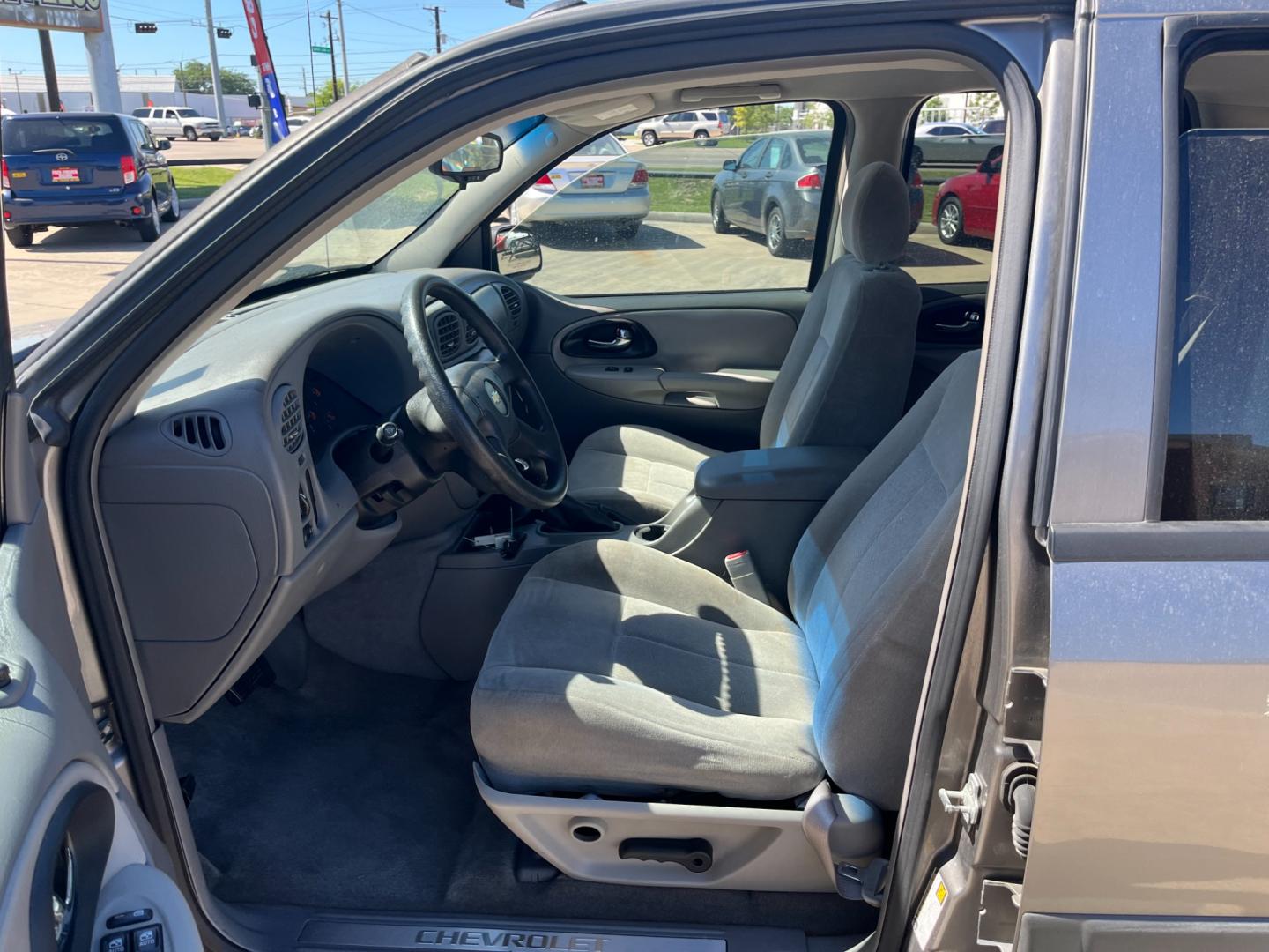 2005 GRAY /gray Chevrolet TrailBlazer LS 2WD (1GNDS13S052) with an 4.2L L6 DOHC 24V engine, 4-Speed Automatic Overdrive transmission, located at 14700 Tomball Parkway 249, Houston, TX, 77086, (281) 444-2200, 29.928619, -95.504074 - Photo#8